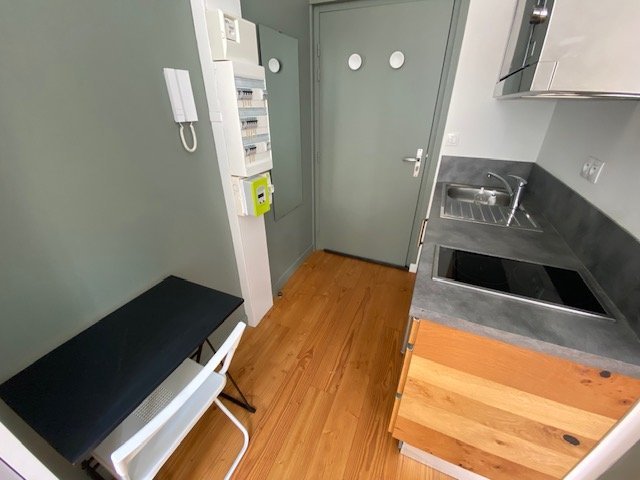 STUDIO A LOUER - ST ETIENNE PLACE PEUBLE/GRENETTE - 13.26 m2 - 320�&euro; charges comprises par mois