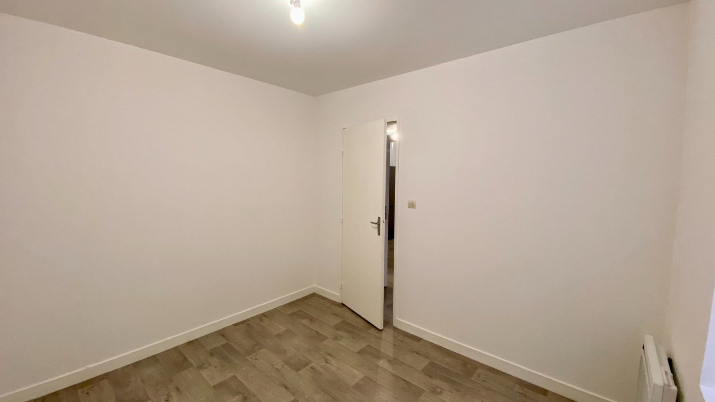 APPARTEMENT T2 - ST ETIENNE JEAN-JAURES - 32.42 m2 - LOU&Eacute;