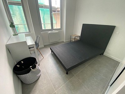 Hyper Centre T2 Meublé avec Terrasse A LOUER - ST ETIENNE PLACE DU PEUPLE/PLACE GRENETTE - 31.05 m2 - 551 € charges comprises par mois