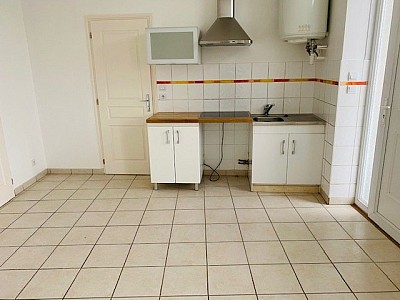APPARTEMENT T2 A LOUER - ST PRIEST EN JAREZ - 30.31 m2 - 390 &euro; charges comprises par mois