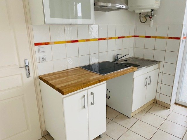 APPARTEMENT T2 A LOUER - ST PRIEST EN JAREZ - 30.31 m2 - 390 &euro; charges comprises par mois