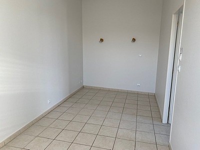 APPARTEMENT T2 A LOUER - ST PRIEST EN JAREZ - 30.31 m2 - 390 &euro; charges comprises par mois