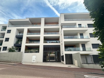appartement A LOUER - ANDREZIEUX BOUTHEON Centre Ville - 108.77 m2 - 1160€ charges comprises par mois