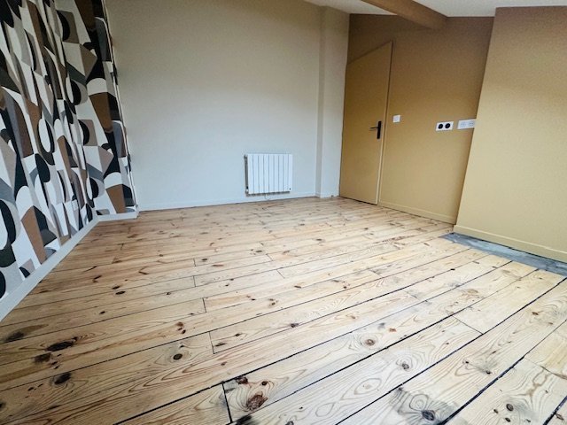 APPARTEMENT T3 - CENTRE DE ROCHE LA MOLIERE - 104.4 m2 - LOU&Eacute;