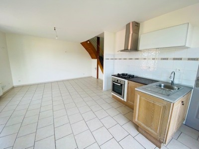 En Duplex A LOUER - ST PRIEST EN JAREZ Centre Lerclerc/Terrasse - 60.83 m2 - 590 € charges comprises par mois