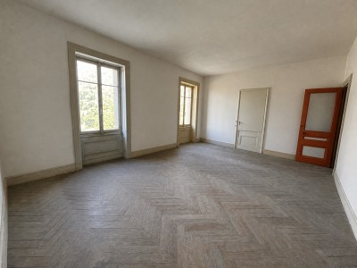 APPARTEMENT T3 A VENDRE - CUZIEU - 139 m2 - 130 000 €