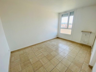 APPARTEMENT T3 - ST ETIENNE FAURIEL - 69.37 m2 - 126000€