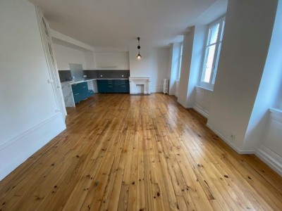 4 pices - ST ETIENNE BADOUILLERE - 92.9 m2 - LOUÉ