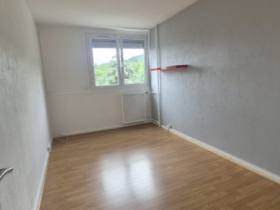 APPARTEMENT T4 A VENDRE - ST ETIENNE LA METARE - 80 m2 - 75 000 €