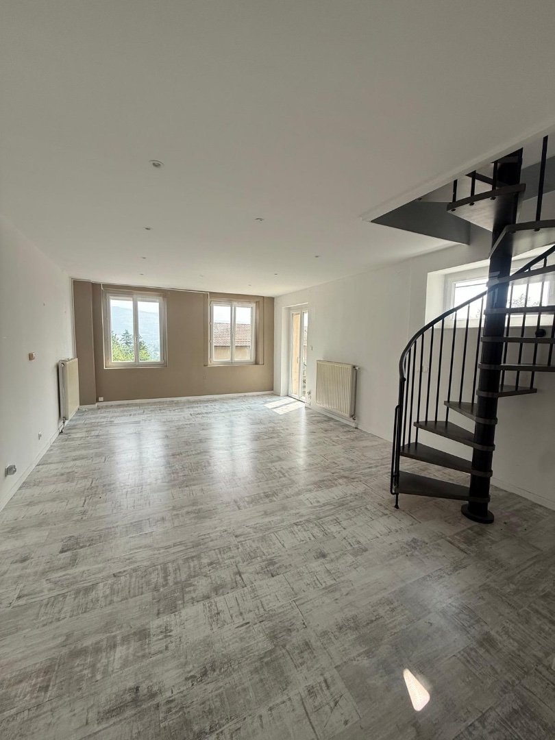 Appartement avec terrasse et garage - ST JEAN BONNEFONDS - 92 m2 - 160�000�&euro;