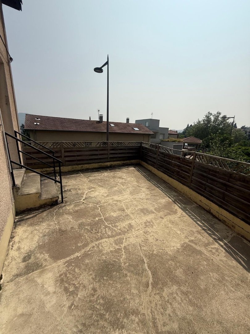 Appartement avec terrasse et garage - ST JEAN BONNEFONDS - 92 m2 - 160�000�&euro;