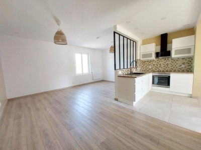 APPARTEMENT DE TYPE 4 AVEC GARAGE A VENDRE - UNIEUX - 84 m2 - 139000€
