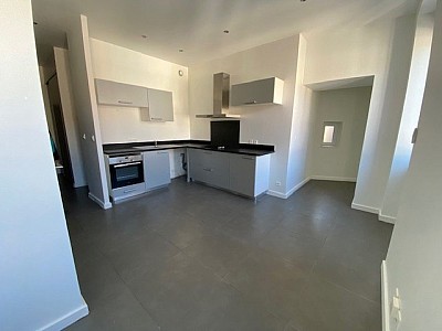 APPARTEMENT T5 A LOUER - ST ETIENNE SECTEUR PIETONS - 103.68 m2 - 960 € charges comprises par mois
