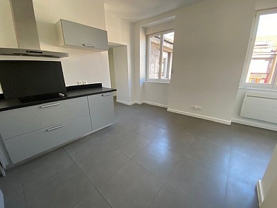 APPARTEMENT T5 A LOUER - ST ETIENNE SECTEUR PIETONS - 103.68 m2 - 960 € charges comprises par mois