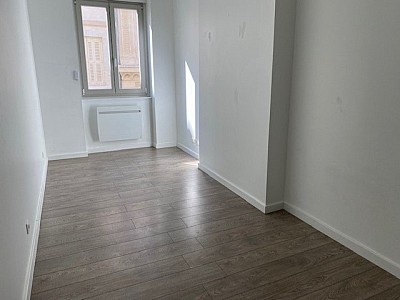 APPARTEMENT T5 A LOUER - ST ETIENNE SECTEUR PIETONS - 103.68 m2 - 960 € charges comprises par mois