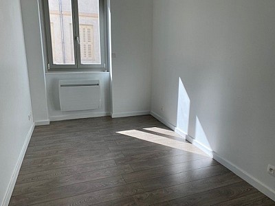 APPARTEMENT T5 A LOUER - ST ETIENNE SECTEUR PIETONS - 103.68 m2 - 960 € charges comprises par mois