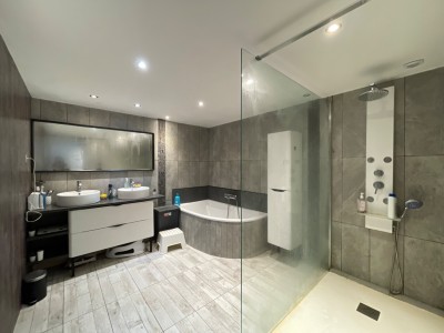 Appartement 148m avec terrasse 70m A VENDRE - ST ETIENNE FAURIEL - 145.6 m2 - 185000€