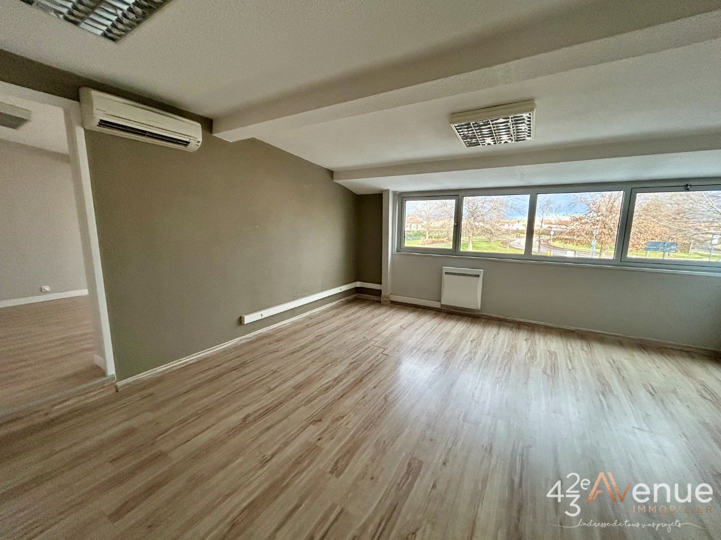 Surface de bureau � la location A LOUER - ANDREZIEUX BOUTHEON - 126 m2 - 990�&euro; HC par mois