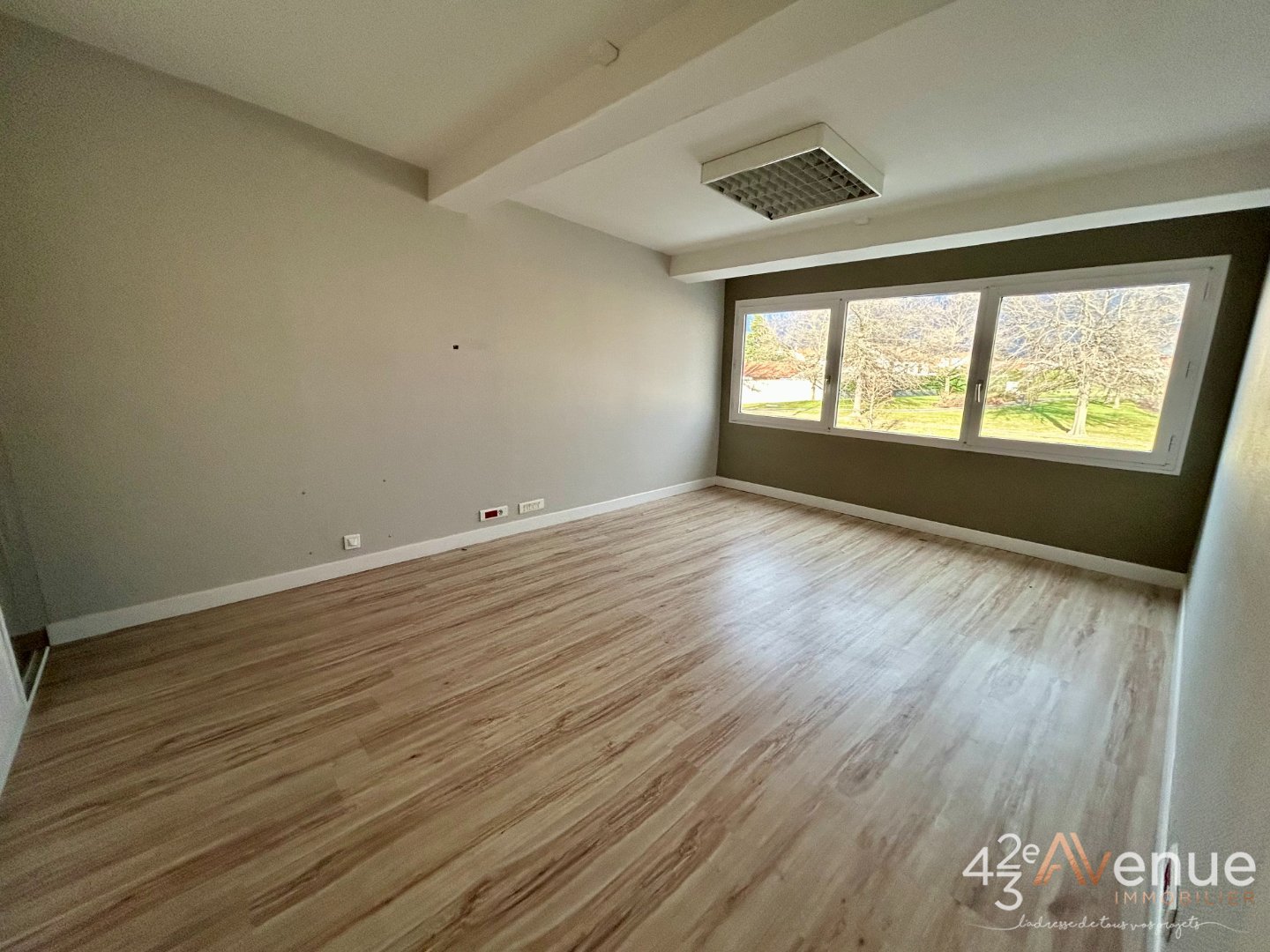 Surface de bureau � la location A LOUER - ANDREZIEUX BOUTHEON - 126 m2 - 990�&euro; HC par mois