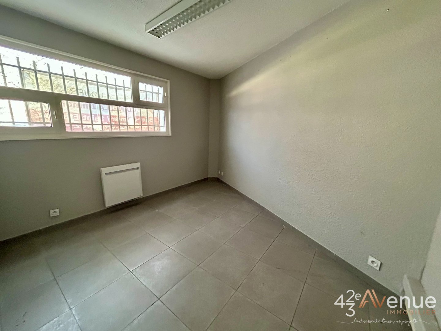 Surface de bureau � la location A LOUER - ANDREZIEUX BOUTHEON - 126 m2 - 990�&euro; HC par mois