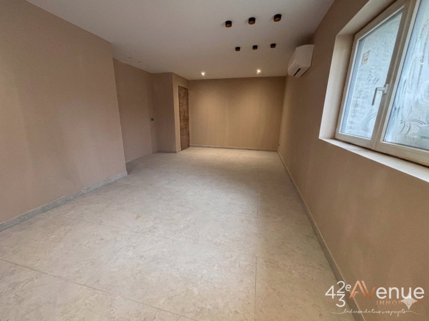 BUREAU A LOUER - STE SIGOLENE - 21.33 m2 - 200 &euro; HC par mois