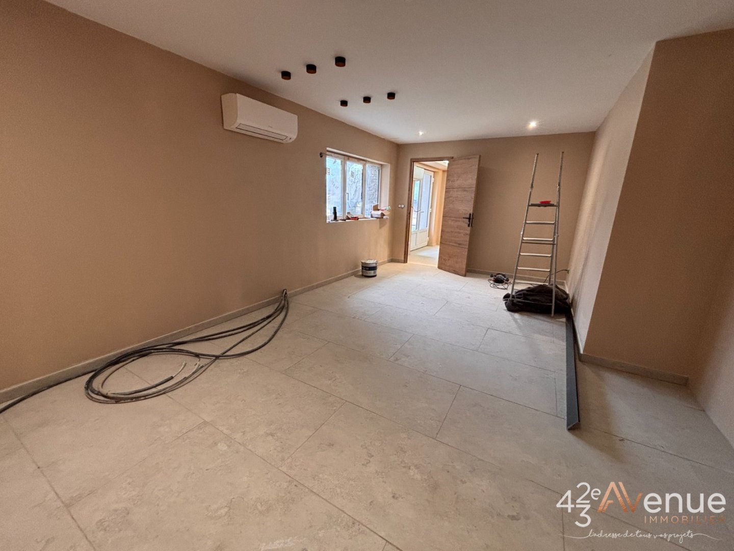 ENTREPOT A LOUER - STE SIGOLENE - 103.38 m2 - 650�&euro; HC et HT par mois