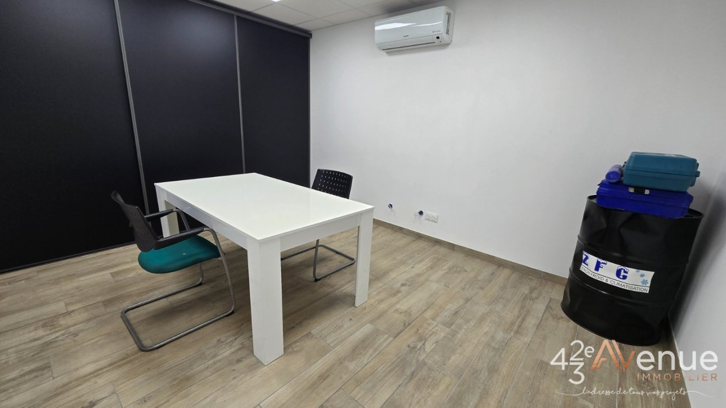 ENTREPOT A VENDRE - ROCHE LA MOLIERE - 581 m2 - 410�000�&euro; 