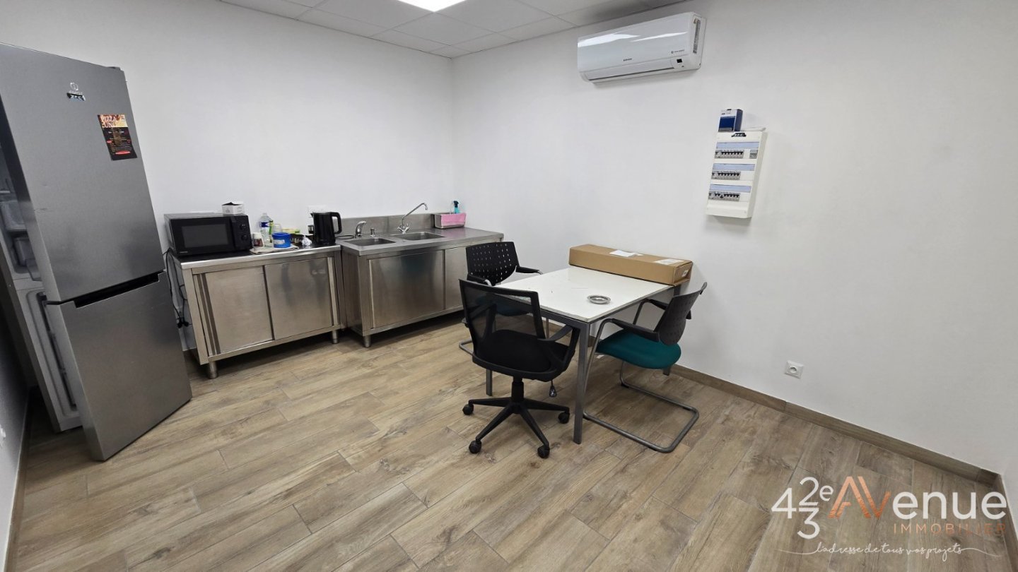 ENTREPOT A VENDRE - ROCHE LA MOLIERE - 581 m2 - 410�000�&euro; 