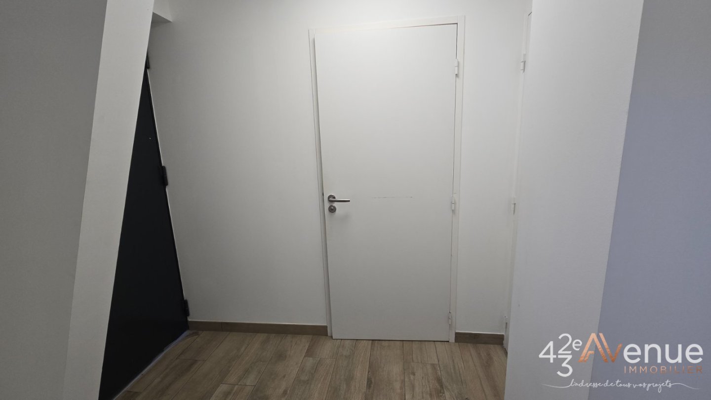 ENTREPOT A VENDRE - ROCHE LA MOLIERE - 581 m2 - 410�000�&euro; 