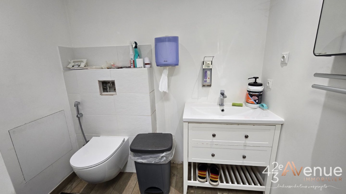 ENTREPOT A VENDRE - ROCHE LA MOLIERE - 581 m2 - 410�000�&euro; 