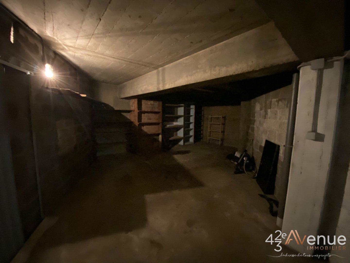 GARAGE A LOUER - ST ETIENNE FAURIEL - 20 m2 - 80 &euro; charges comprises par mois