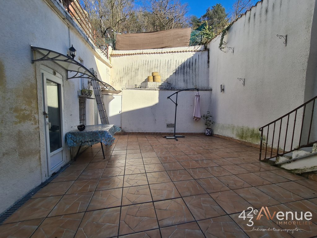 IMMEUBLE A VENDRE - UNIEUX ONDAINE - 250 m2 - 250 000 &euro;
