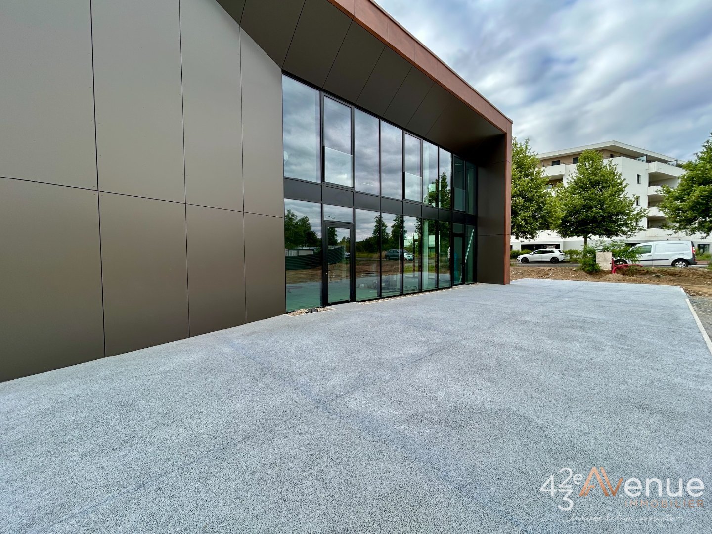 LOCAL COMMERCIAL A LOUER - ANDREZIEUX BOUTHEON - 164 m2 divisibles à partir de 50 m2 - 2 050 &euro; HC par mois