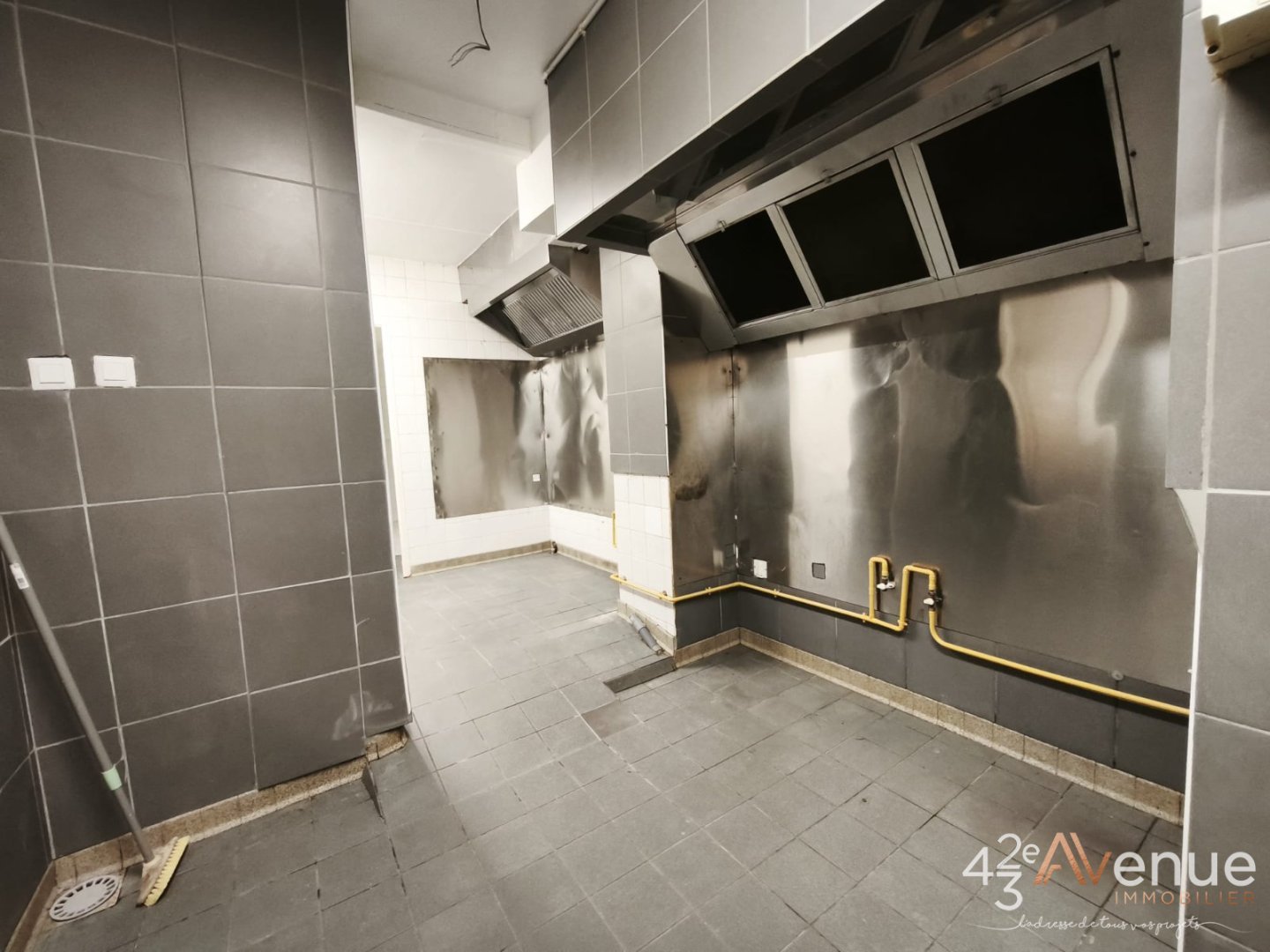 LOCAL COMMERCIAL A VENDRE - ST ETIENNE CENTRE VILLE - 220 m2 - 269 000 &euro; 