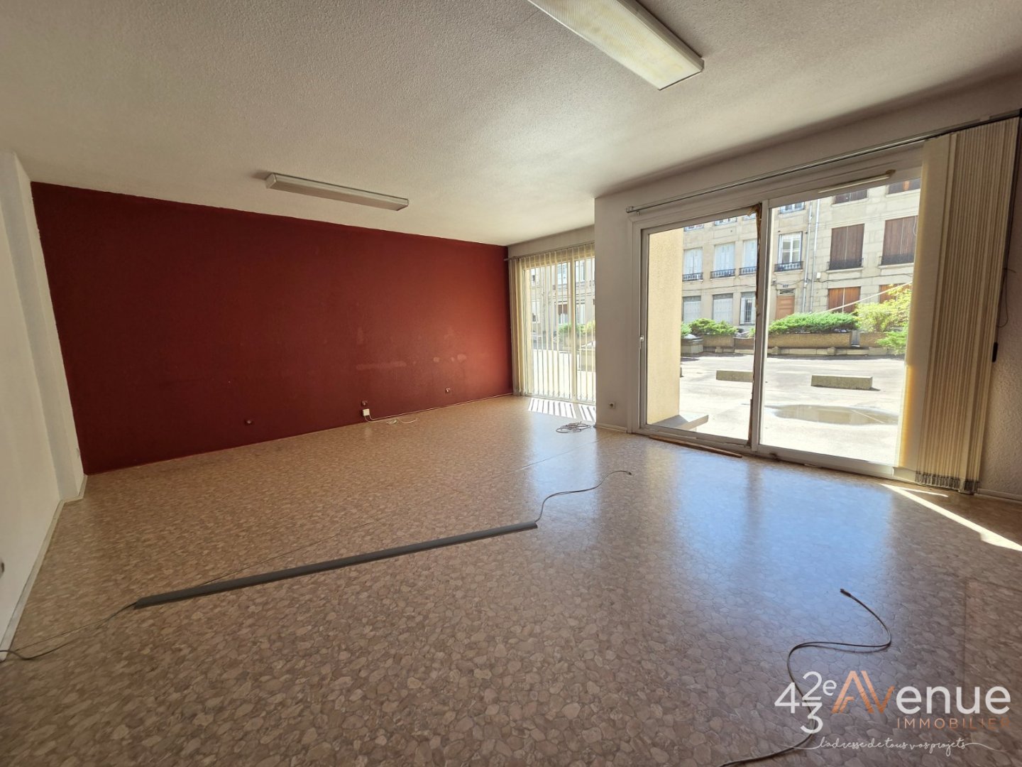 LOCAL COMMERCIAL A VENDRE - ST ETIENNE CENTRE VILLE - 75.94 m2 - 106 000 &euro; 