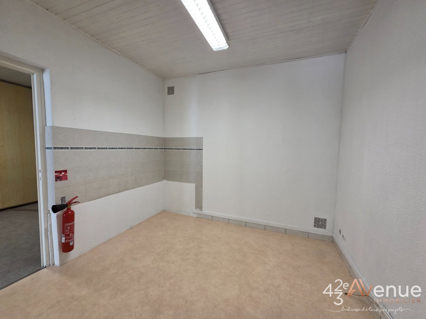 LOCAL COMMERCIAL A VENDRE - ST ETIENNE CENTRE VILLE - 75.94 m2 - 106 000 &euro; 