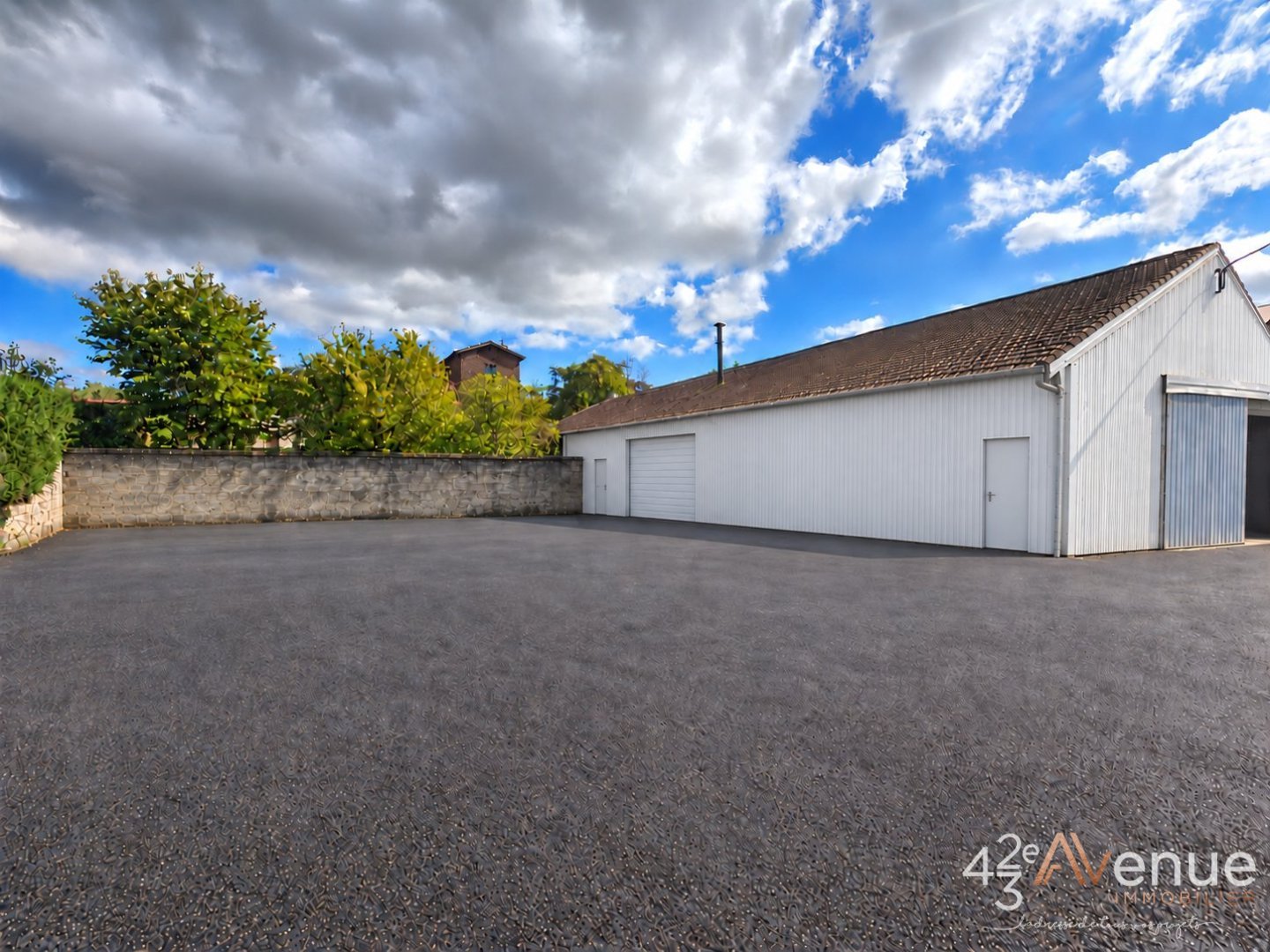 LOCAL D ACTIVITE A LOUER - LORETTE - 340 m2 - 2 340 &euro; HC et HT par mois