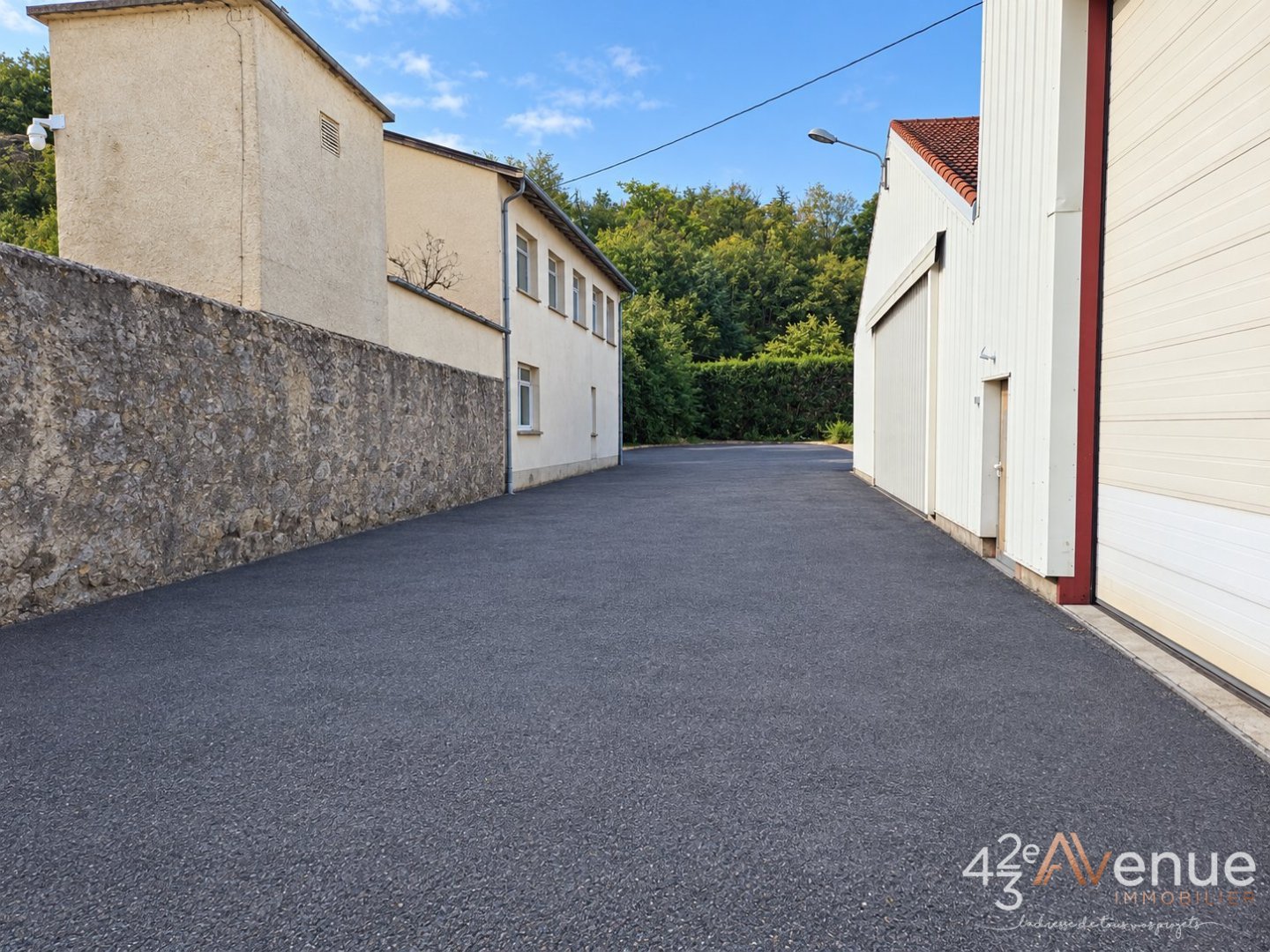 LOCAL D ACTIVITE A LOUER - LORETTE - 85 m2 - 700 &euro; HC et HT par mois