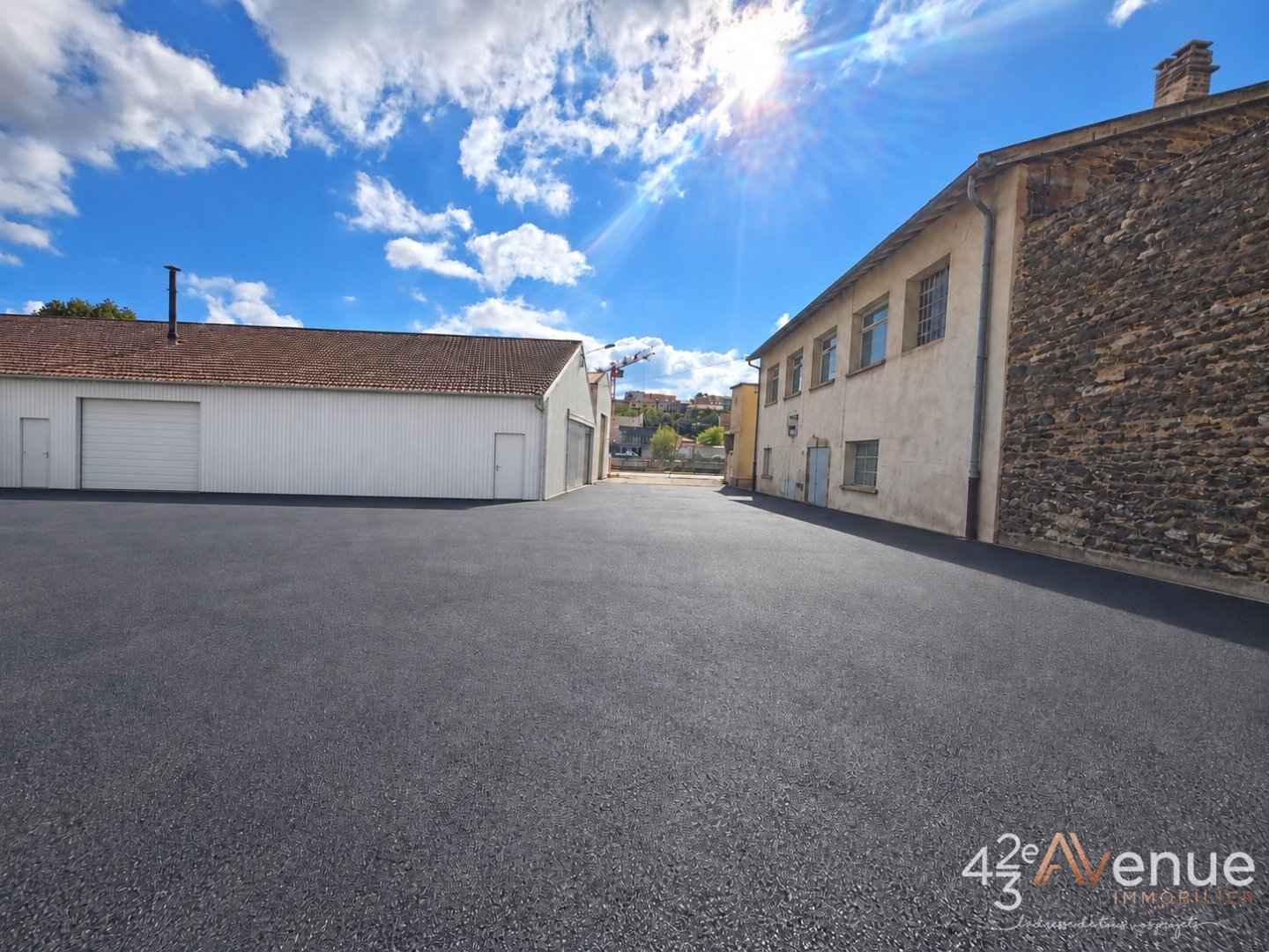 LOCAL D ACTIVITE A LOUER - LORETTE - 1080 m2 - 7 400 &euro; HC et HT par mois
