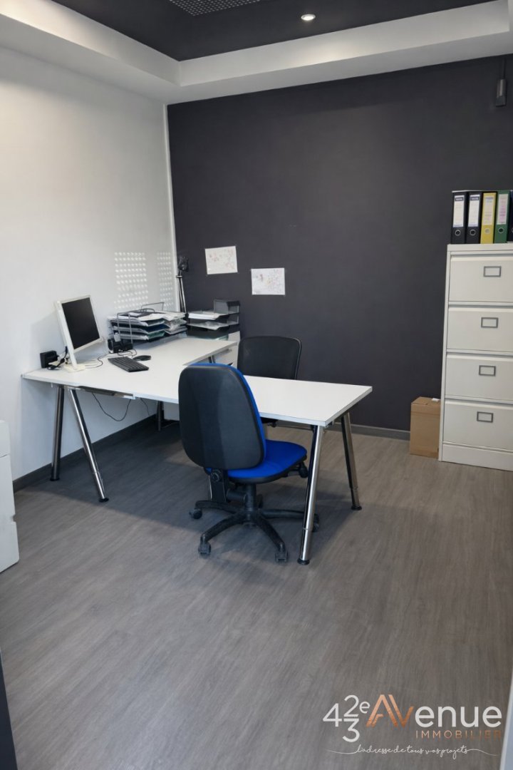 DEPOT DE STOCKAGE ET BUREAUX A LOUER - ST HEAND - 720 m2 - 3 800 &euro; HC et HT par mois