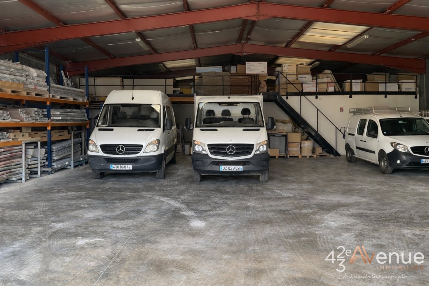 DEPOT DE STOCKAGE ET BUREAUX A LOUER - ST HEAND - 720 m2 - 3 800 &euro; HC et HT par mois