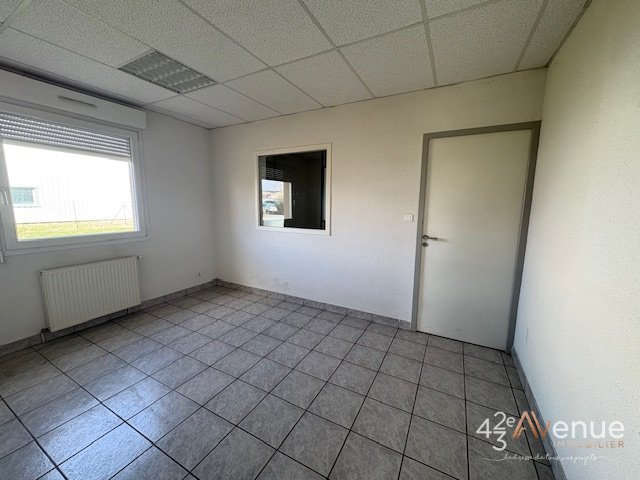 LOCAL D ACTIVITE A LOUER - VEAUCHE - 645 m2 - 3 300 &euro; HC et HT par mois