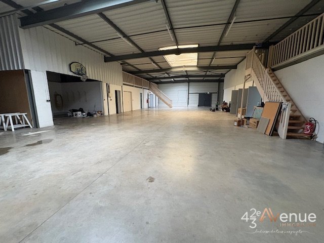 LOCAL D ACTIVITE A LOUER - VEAUCHE - 590 m2 - 4 000 &euro; HC et HT par mois
