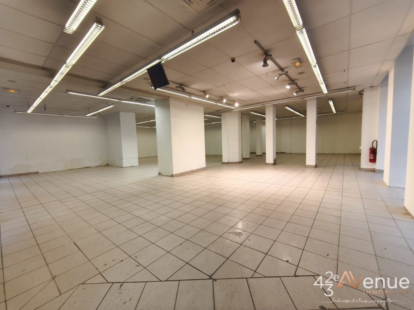 LOCAL D ACTIVITE A VENDRE - ST ETIENNE CENTRE VILLE - 240 m2 - 420�000�&euro; 