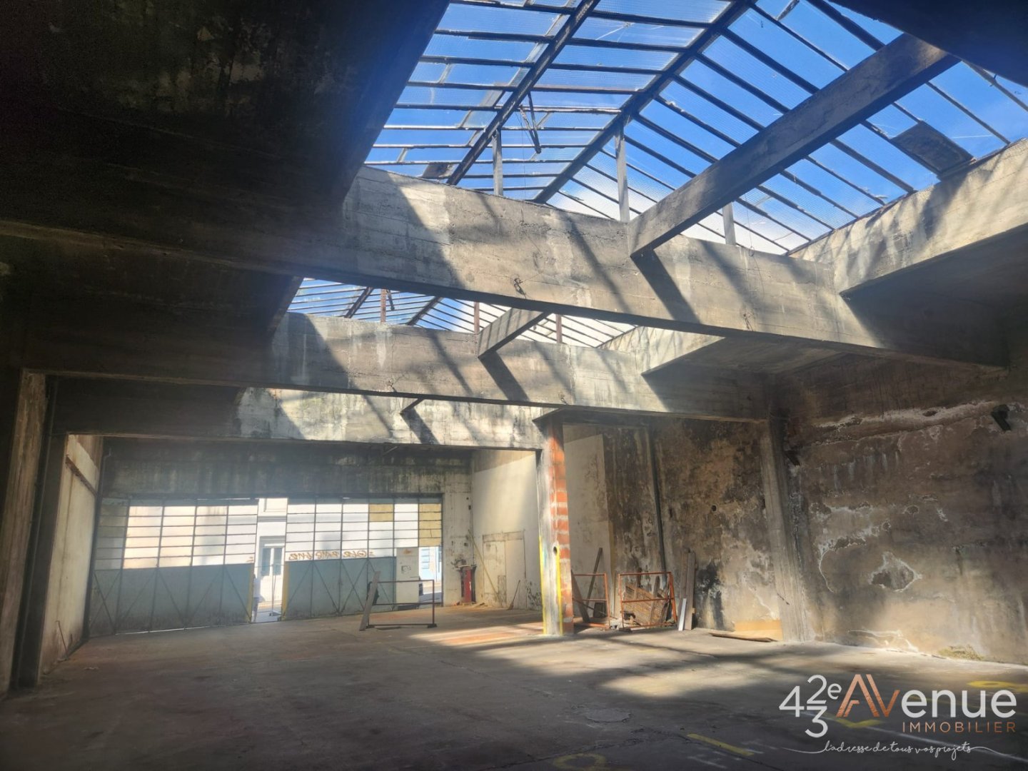 DEPOT - LOCAL D ACTIVITE A VENDRE - ST ETIENNE CHATEAUCREUX - 398 m2 - 230�000�&euro; 