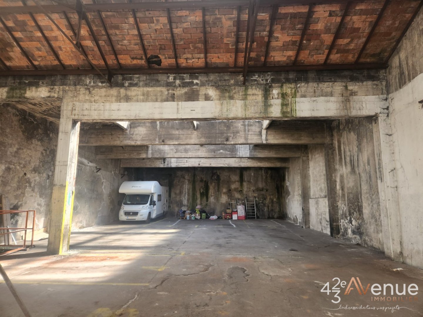 DEPOT - LOCAL D ACTIVITE A VENDRE - ST ETIENNE CHATEAUCREUX - 398 m2 - 230�000�&euro; 