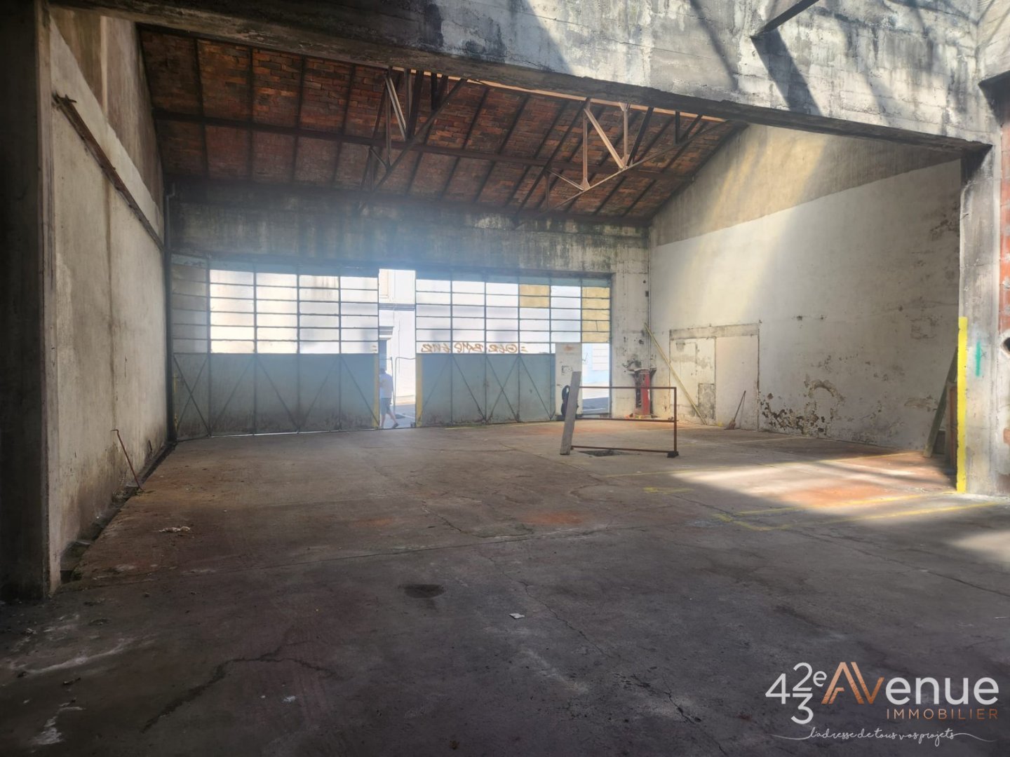 DEPOT - LOCAL D ACTIVITE A VENDRE - ST ETIENNE CHATEAUCREUX - 398 m2 - 185 000 &euro; 