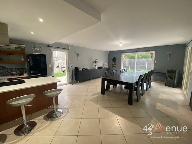 MAISON A LOUER - SORBIERS ZONE COMMERCIALE/PROCHE DE LA TALAUDIERE - 276.11 m2 - 2 075 &euro; charges comprises par mois