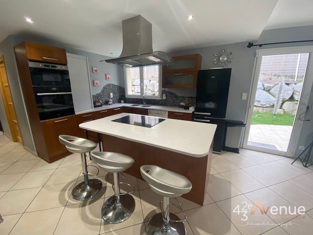 MAISON A LOUER - SORBIERS ZONE COMMERCIALE/PROCHE DE LA TALAUDIERE - 276.11 m2 - 2 075 &euro; charges comprises par mois