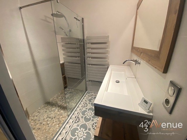 MAISON A LOUER - SORBIERS ZONE COMMERCIALE/PROCHE DE LA TALAUDIERE - 276.11 m2 - 2 075 &euro; charges comprises par mois